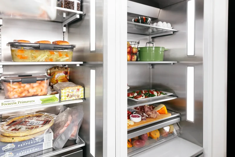 Refrigerador combinado Freedom® 24" panelable con ice maker