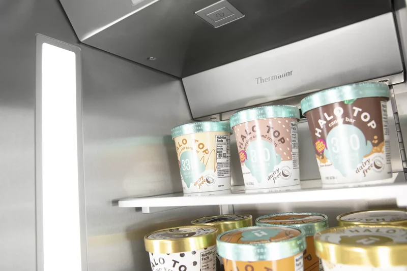 Refrigerador combinado Freedom® 24" panelable con ice maker