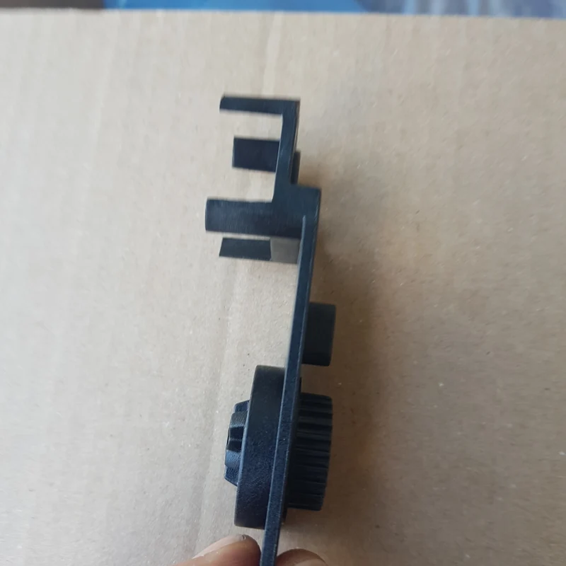 Braccio di sostegno spazzola lato motore scopa elettrica Black+Decker BDPSE1815P