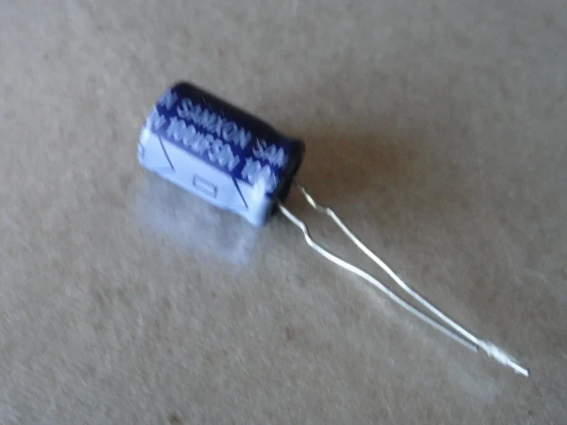 Condensatore radiale 85° 100uf-50v cap el 100uf 50v m Vestel
