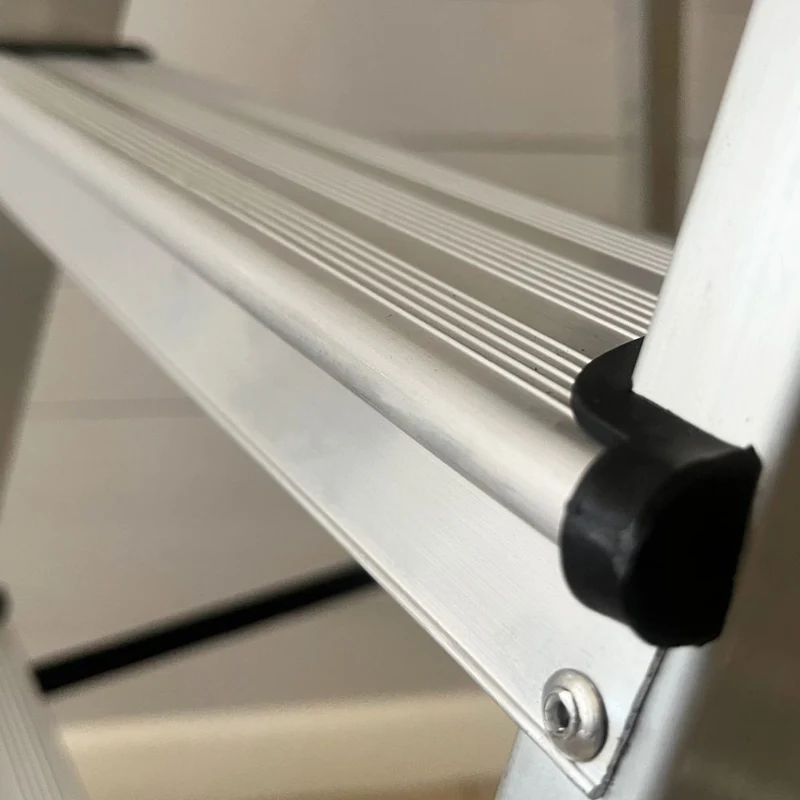 ESCALERA REFORZADA DE ALUMINIO BLACK&DECKER, 5 ESCALONES, 120 KG