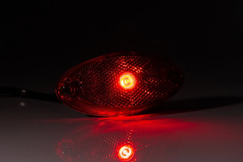 Luz de marcador LED estilo remolque ovalada Fristom con reflector