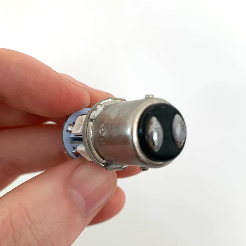 Bombillas LED blancas de freno y cola de 24 V BAY15D / Paquete de 2