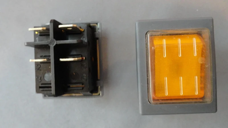 Interruttore bipolare luminoso giallo 22x30 16a c/cappuccio vaporella 2hp Polti