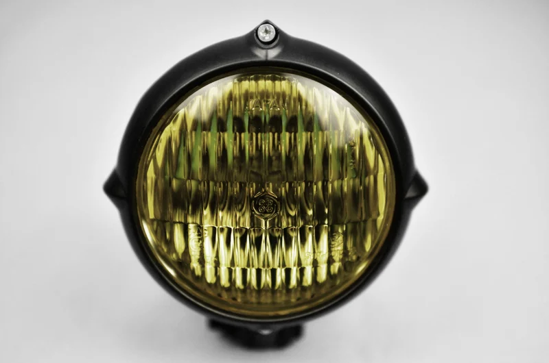 Faro personalizado Bates vidrio negro amarillo