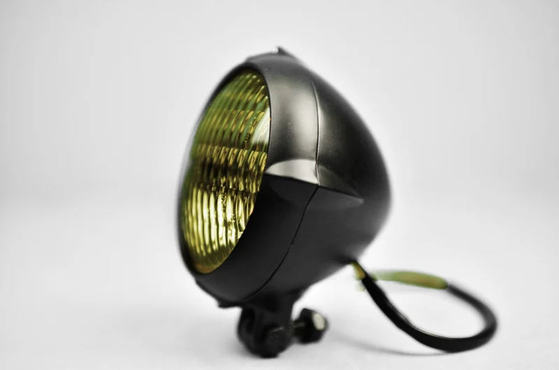 Faro personalizado Bates vidrio negro amarillo