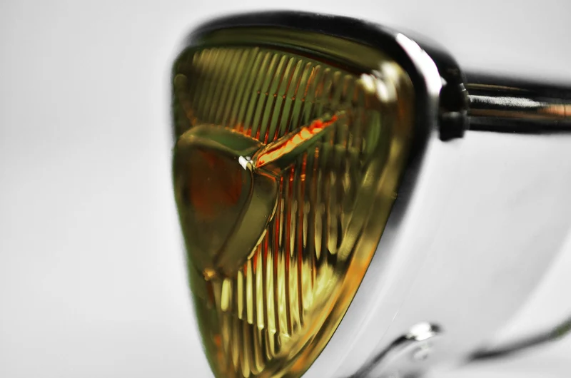 Faro triangular cristal amarillo cromado