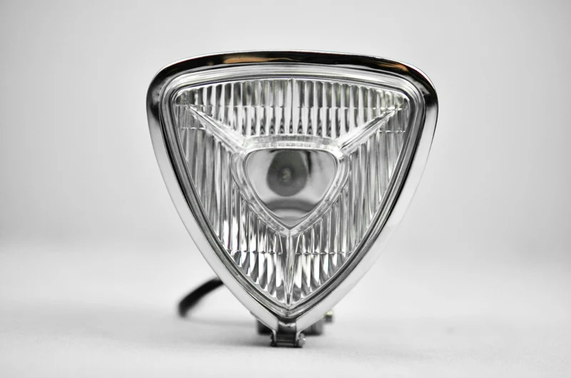 Faro triangular cromado con cristal blanco