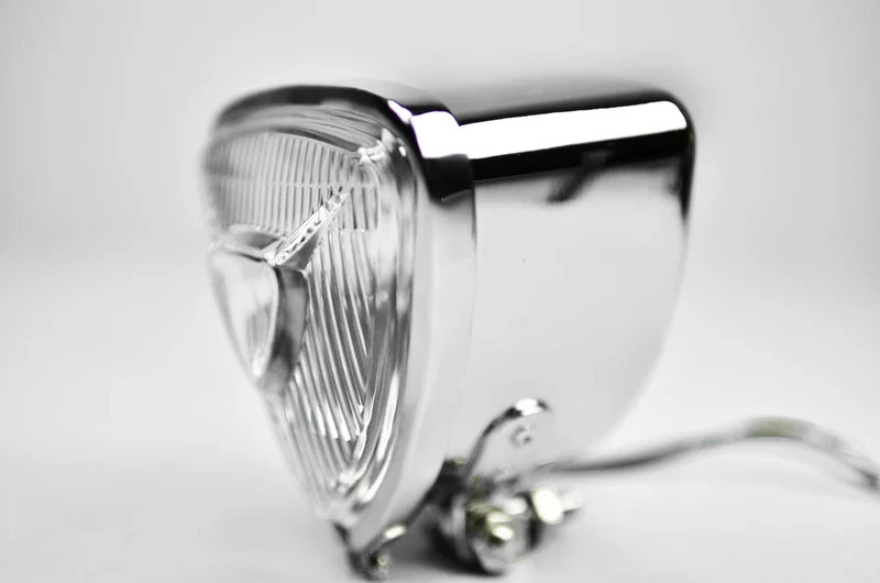 Faro triangular cromado con cristal blanco