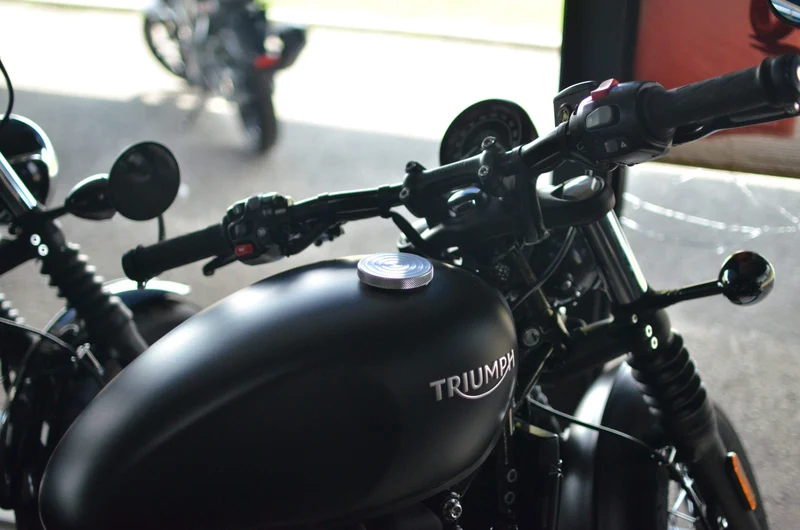 Tapa del tanque Triumph Modelo "Wave"