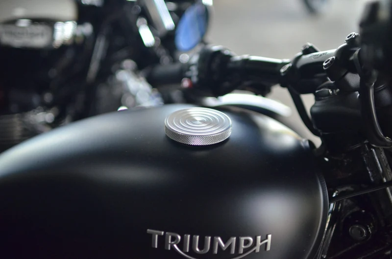 Tapa del tanque Triumph Modelo "Wave"