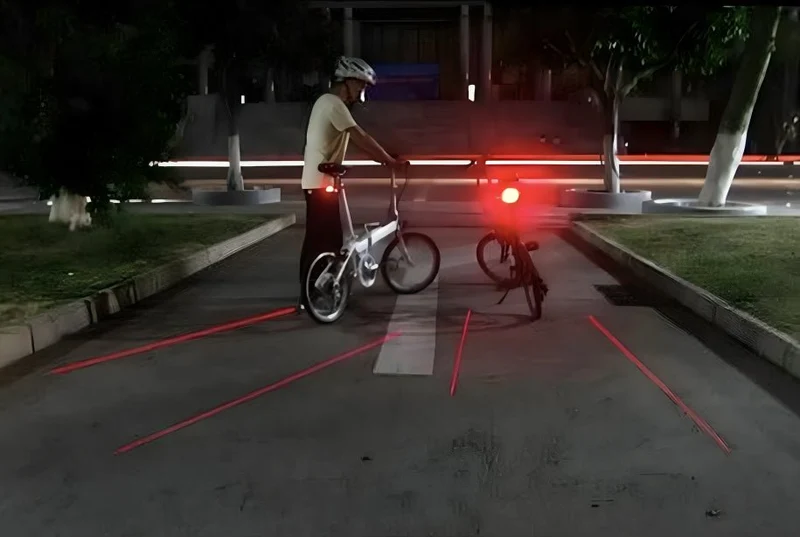 Luz trasera inteligente con láser