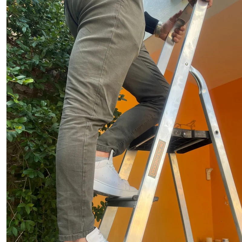 ESCALERA REFORZADA DE ALUMINIO BLACK&DECKER, 4 ESCALONES, 150 KG