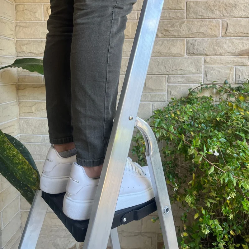 ESCALERA REFORZADA DE ALUMINIO BLACK&DECKER, 4 ESCALONES, 150 KG
